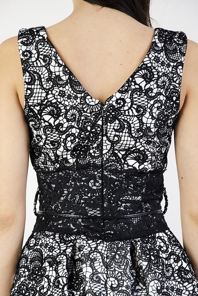 Biała sukienka z motywem kwiatowym, wykończona koronką