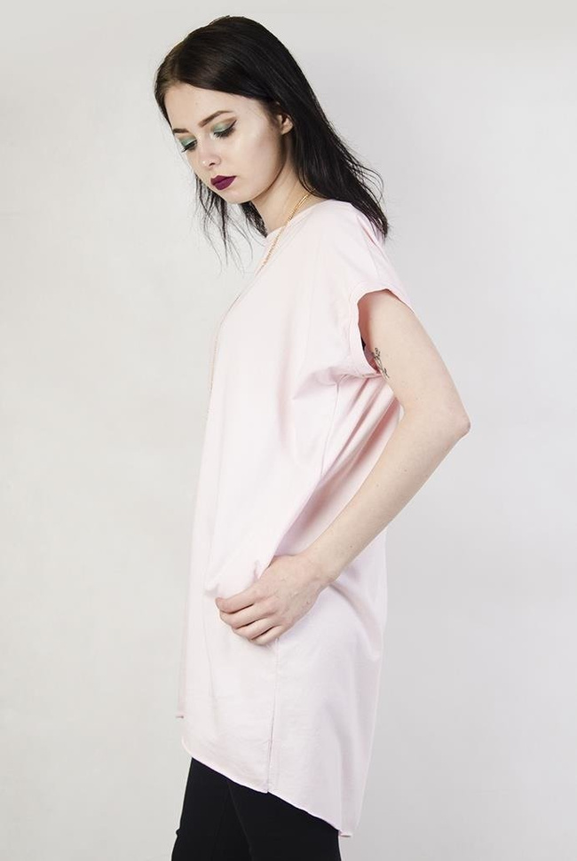 Jasnoróżowa tunika z kieszonkami i wisiorkiem