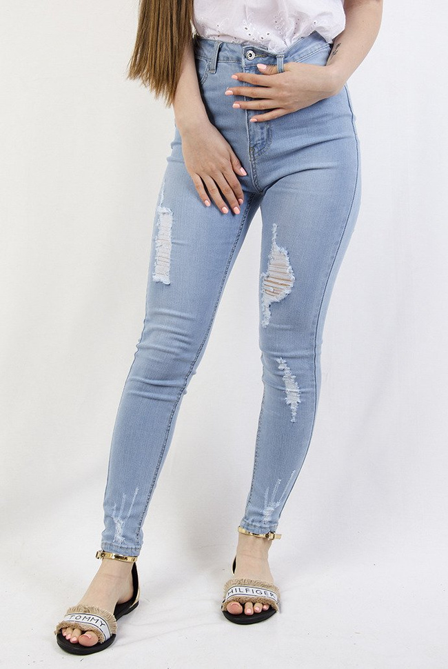 Jasne spodnie jeansowe z dużymi przetarciami