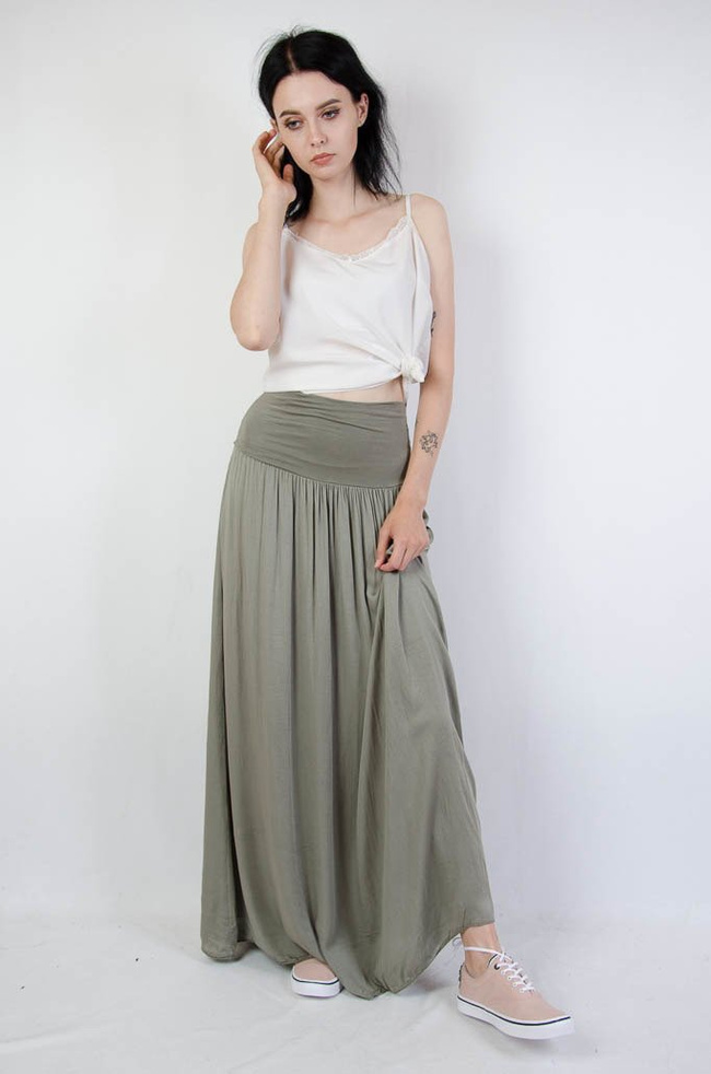 Długa zwiewna zielona spódnica z szerokim pasem