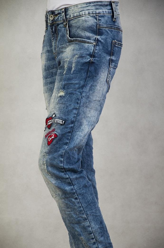 Spodnie boyfriend jeans z przetarciami i naszywkami