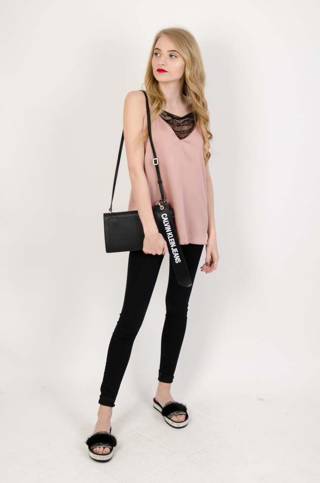 Różowa bluzka satynowa z koronką