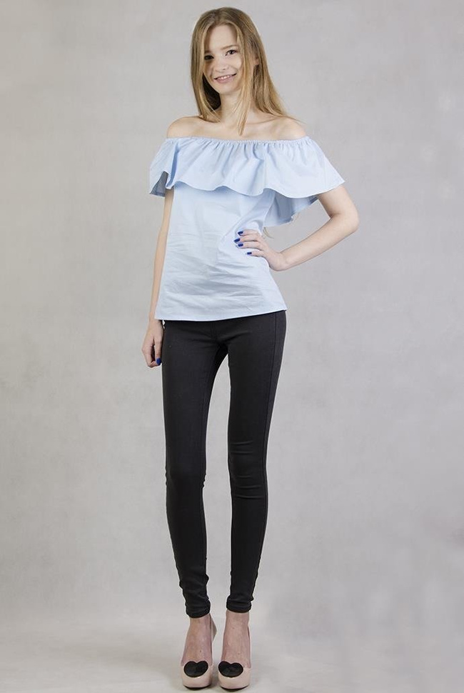 Błękitna bluzka z hiszpańskim dekoltem