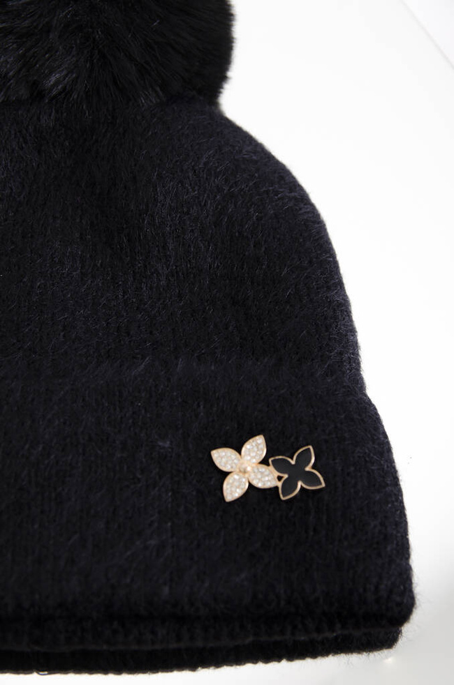 ZIMOWA CZAPKA Z POMPONEM I OZDOBNYM KWIATKIEM- CZARNA