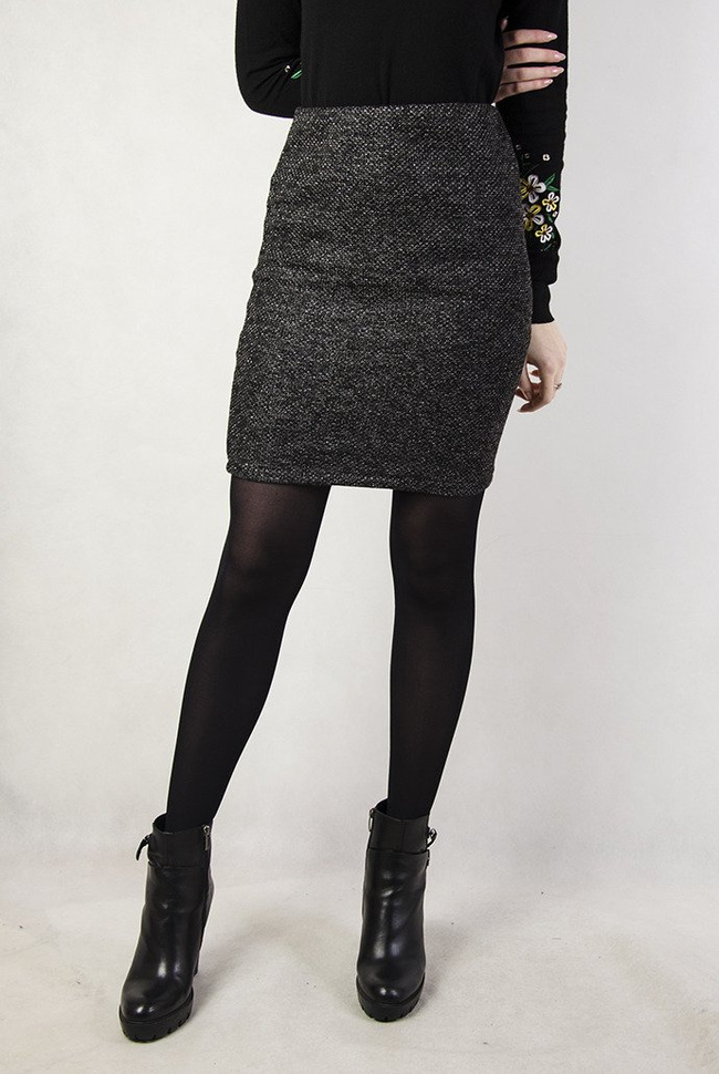 Czarna przylegająca spódnica przeszywana srebrną nicią