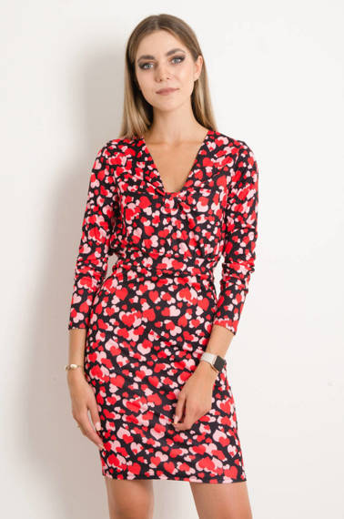 CZARNA PRZYLEGAJĄCA SUKIENKA W SERDUSZKA