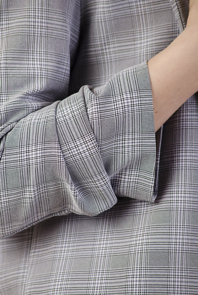 Szara marynarka w kratkę z marszczeniem na rękawach