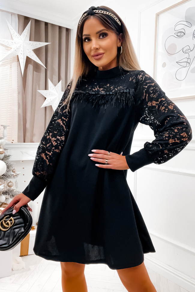 CZARNA SUKIENKA Z KORONKOWYMI WSTAWKAMI I OZDOBNYMI PIÓRKAMI