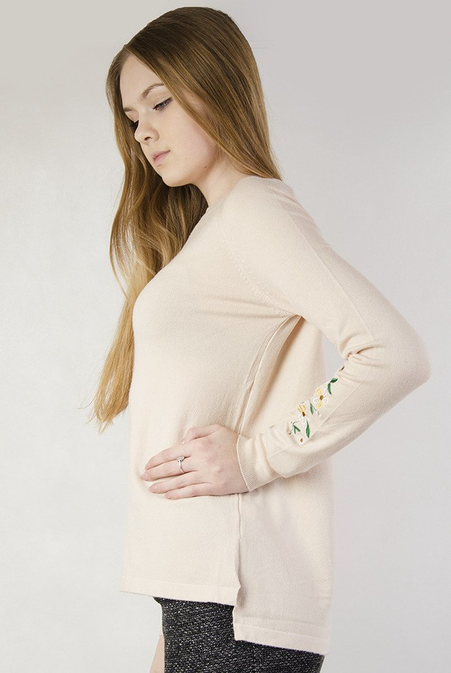 Beżowy sweterek z kwiatami haftowanymi na rękawach