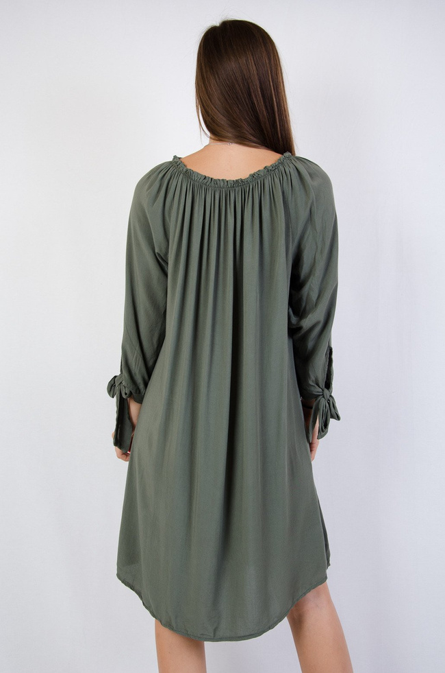 Zielona sukienka z gumką w dekolcie i wiązanymi rękawami