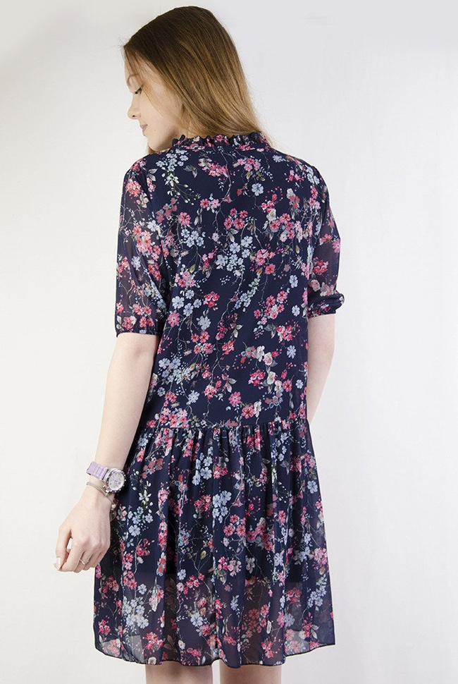 Zwiewna granatowa sukienka w kwiaty z wiązaniem przy szyi 