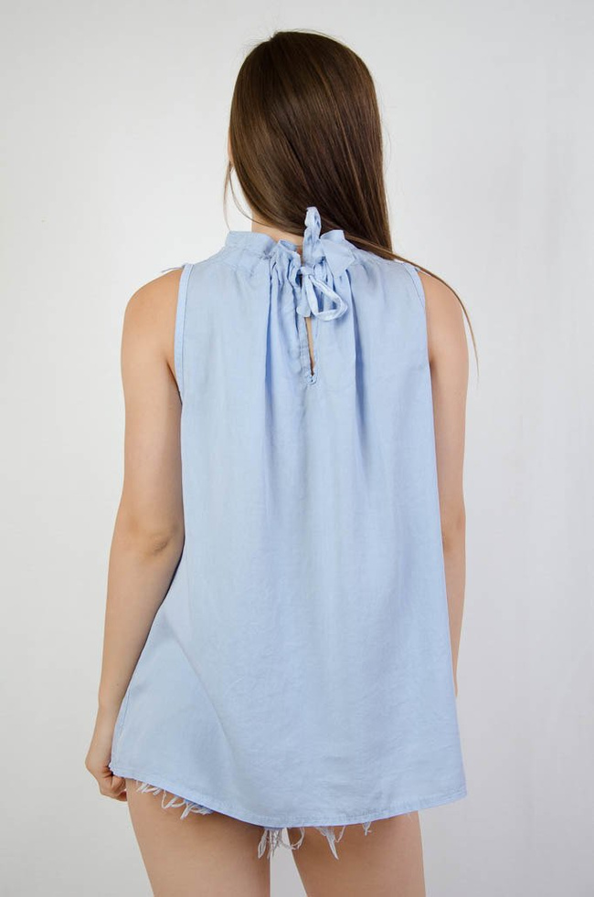 NIEBIESKA BLUZKA BEZ RĘKAWÓW Z MARSZCZENIEM PRZY SZYI