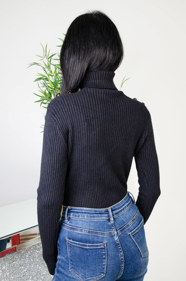 CZARNY PRĄŻKOWANY GOLF ZE ZŁOTYMI GUZIKAMI