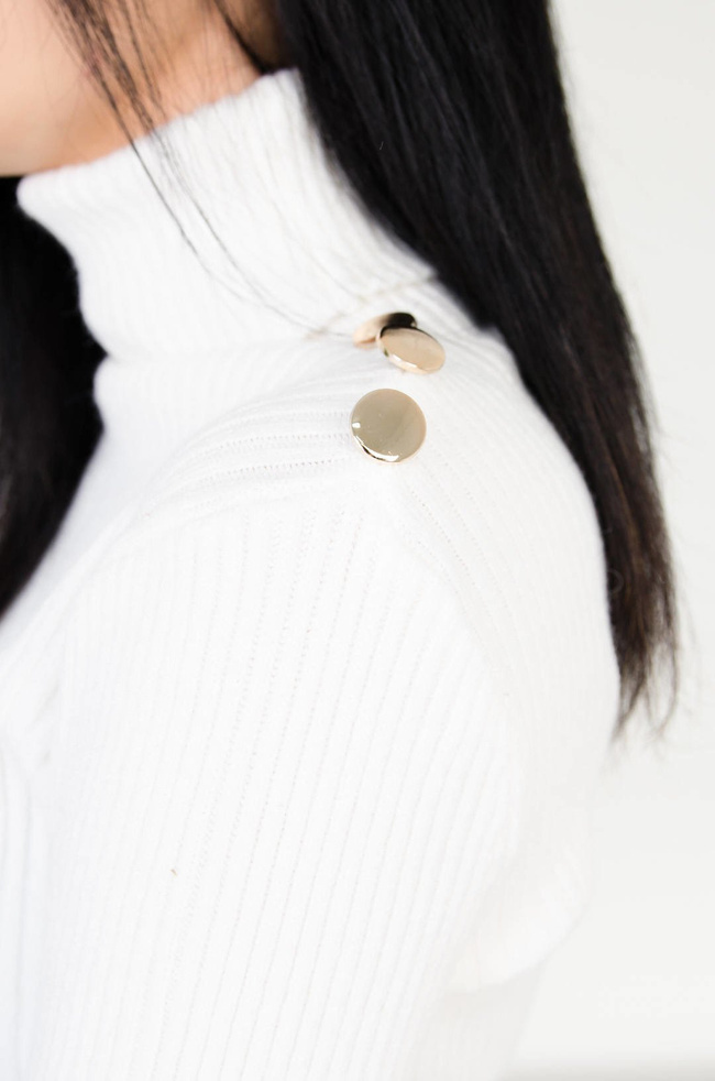 KREMOWY PRĄŻKOWANY GOLF ZE ZŁOTYMI GUZIKAMI