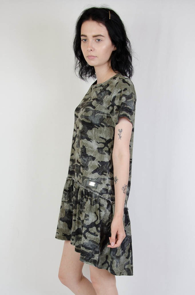 Asymetryczna sukienka moro z rozkloszowanym dołem