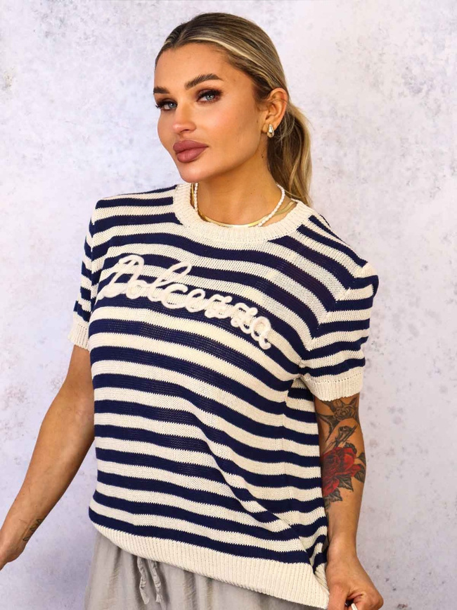 SWETER W PASKI Z KRÓTKIM RĘKAWEM I OZDOBNYM NAPISEM- GRANATOWY