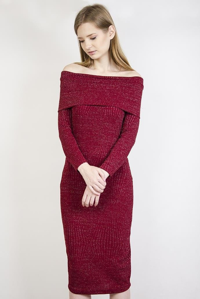 Czerwona, przylegająca sukienka wyszywana srebrną nicią