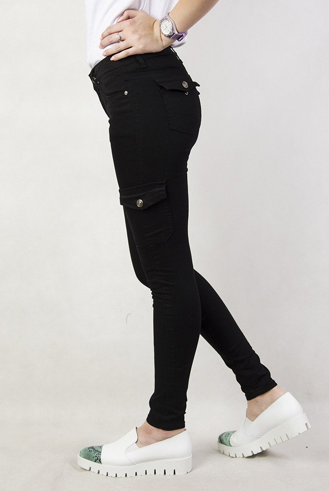 Czarne spodnie bojówki z kieszeniami po bokach