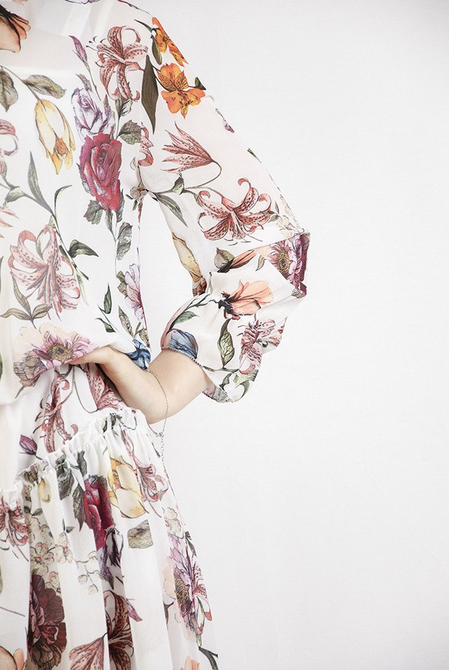 Biała zwiewna sukienka w kwiaty