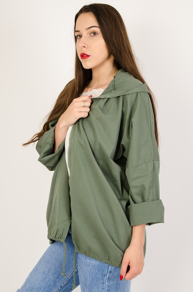 Zielona zapinana narzuta ze ściagaczem na dole