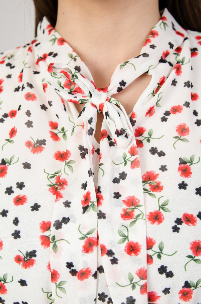 Biała sukienka w czerwone kwiatki z gumą w pasie