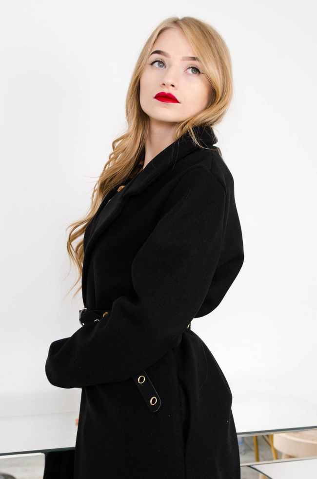 CZARNY DŁUGI PŁASZCZ Z PASKIEM