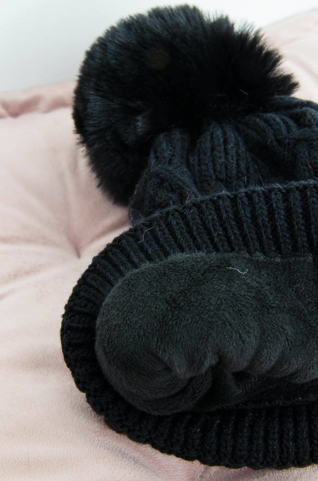 ZIMOWA CZARNA PLECIONA CZAPKA Z POMPONEM