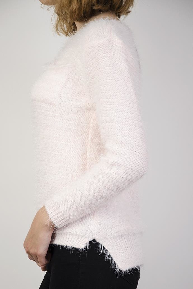 Jasnoróżowy włochaty sweterek z kieszonką