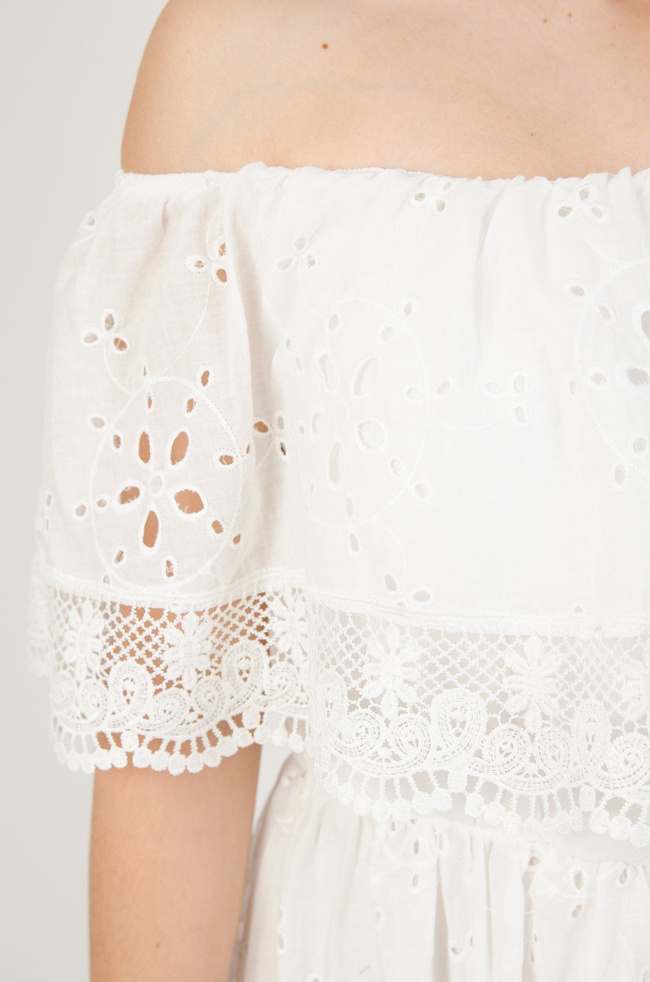 Biała długa ażurowa sukienka z hiszpańskim dekoltem zakończonym koronką