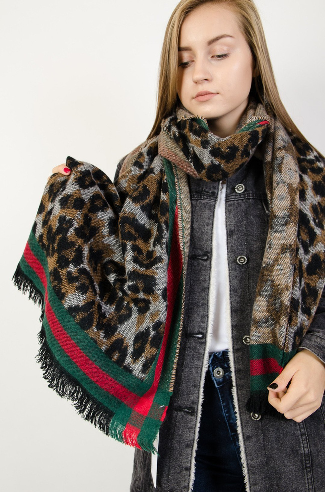 Szary szal w cętki z czerwono zielonym pasem 