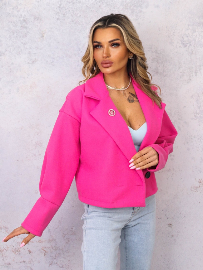 KRÓTKI PŁASZCZ Z KOŁNIERZEM I OZDOBNĄ BROSZKĄ- RÓŻOWY