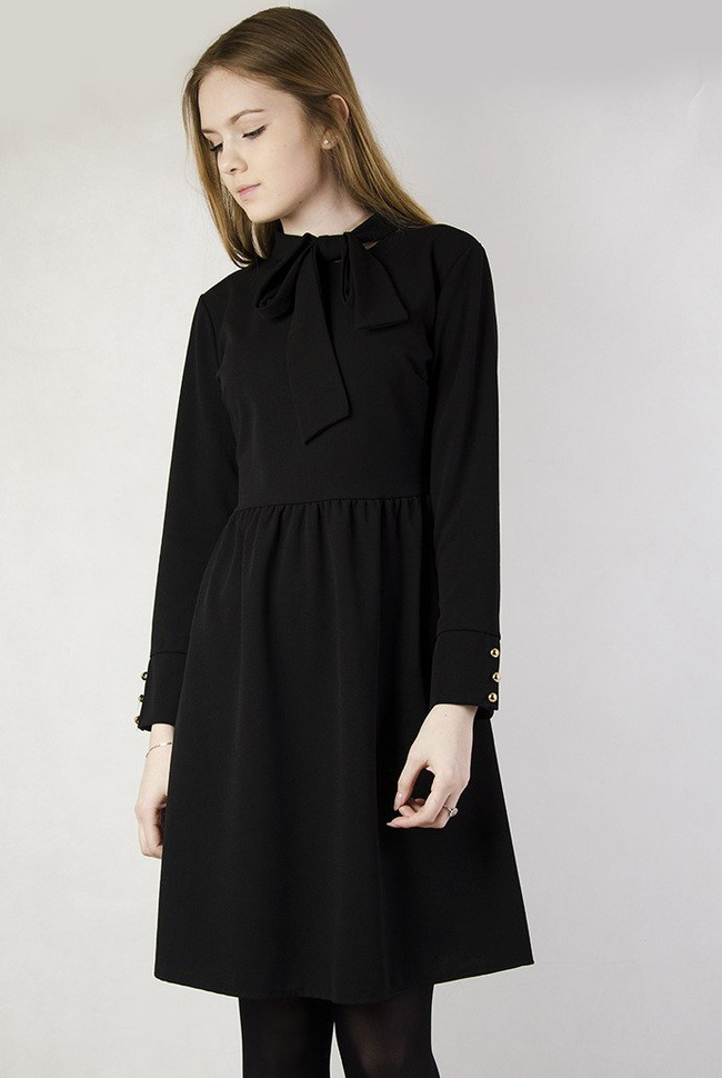 Czarna sukienka z kokardą pod szyją