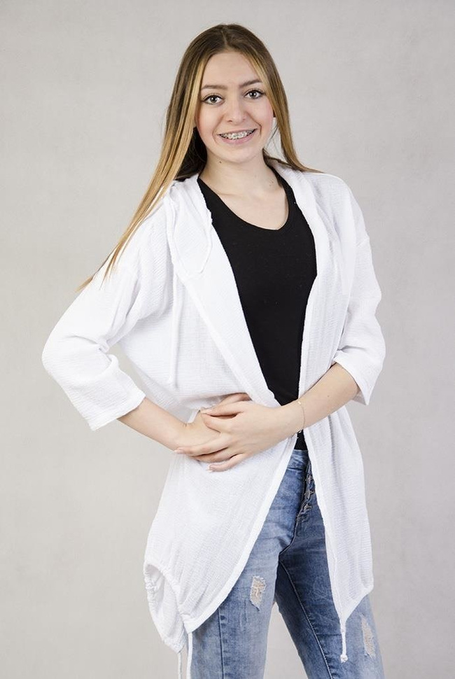 Biała narzuta z kapturem, ściągana na dole