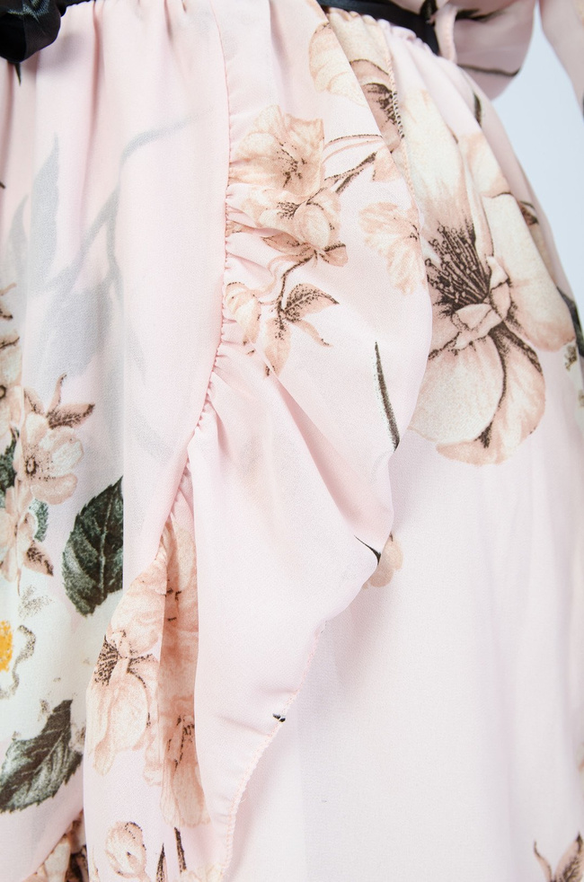 Różowa sukienka w kwiaty