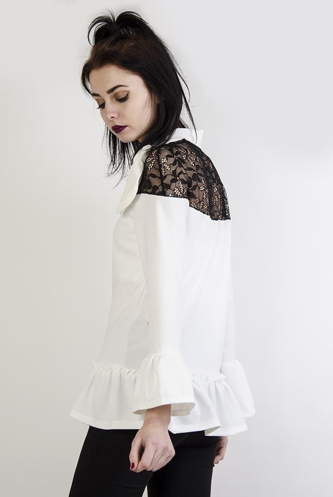 Biała bluzka z koronkową wstawką i kokardą