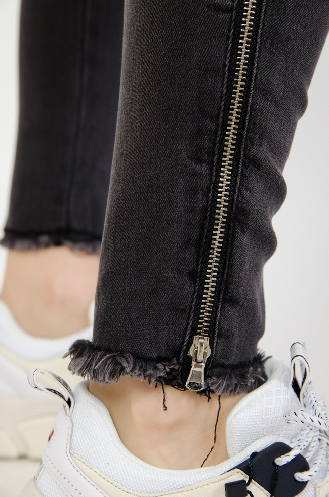 Szare spodnie jeansowe z lampasami suwakami