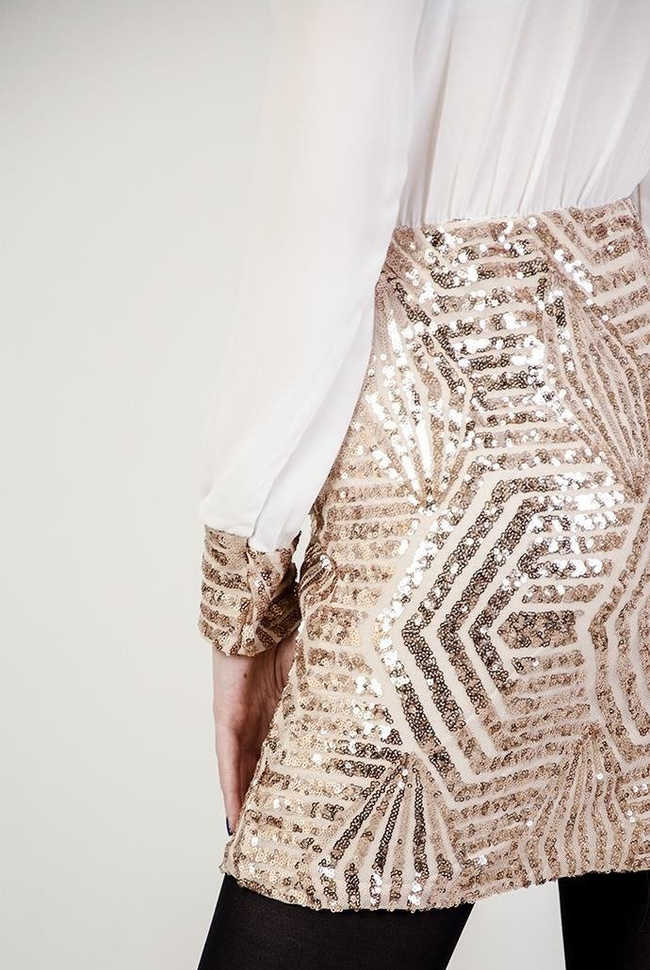 Biała sukienka z cekinowym, złotym dołem