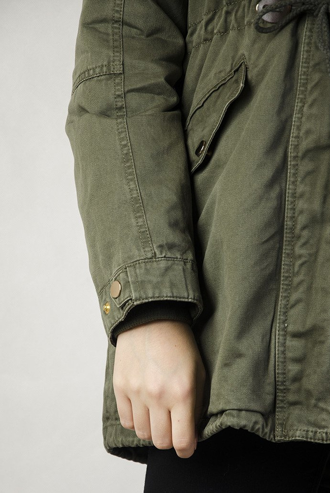 Khaki kurtka parka z białym futerkiem