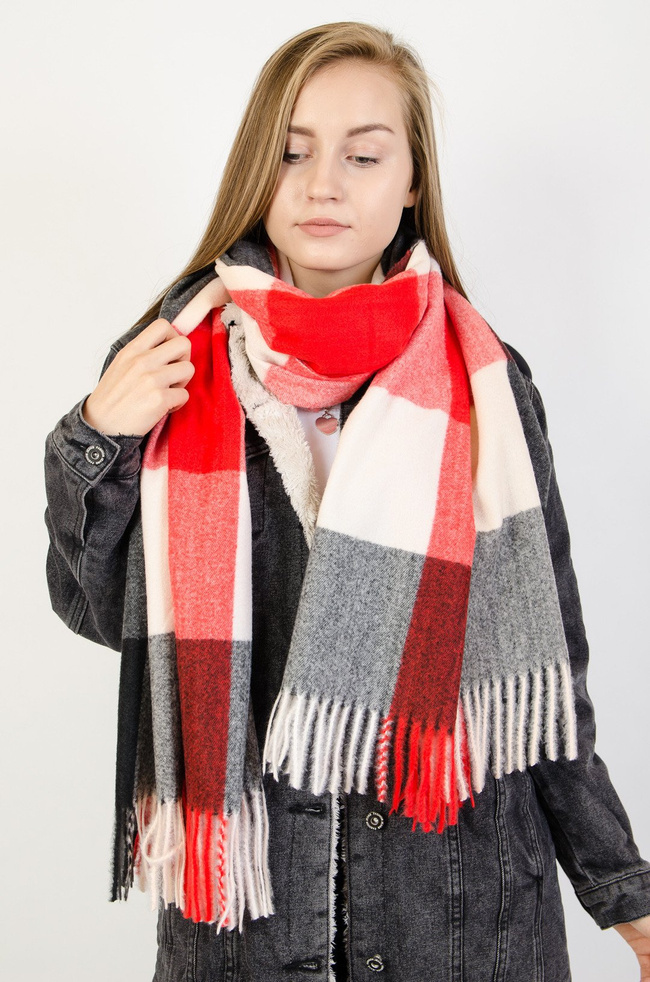 Czerwono-szaro-bezowy szal w kratę 