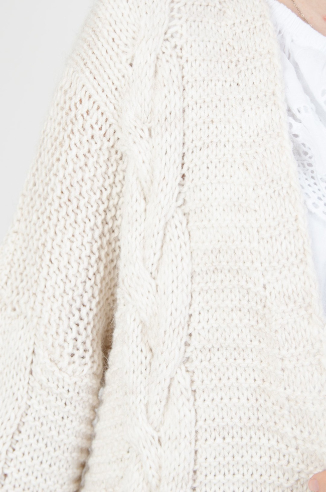 Beżowy sweter narzutka, z grubym przeplotem