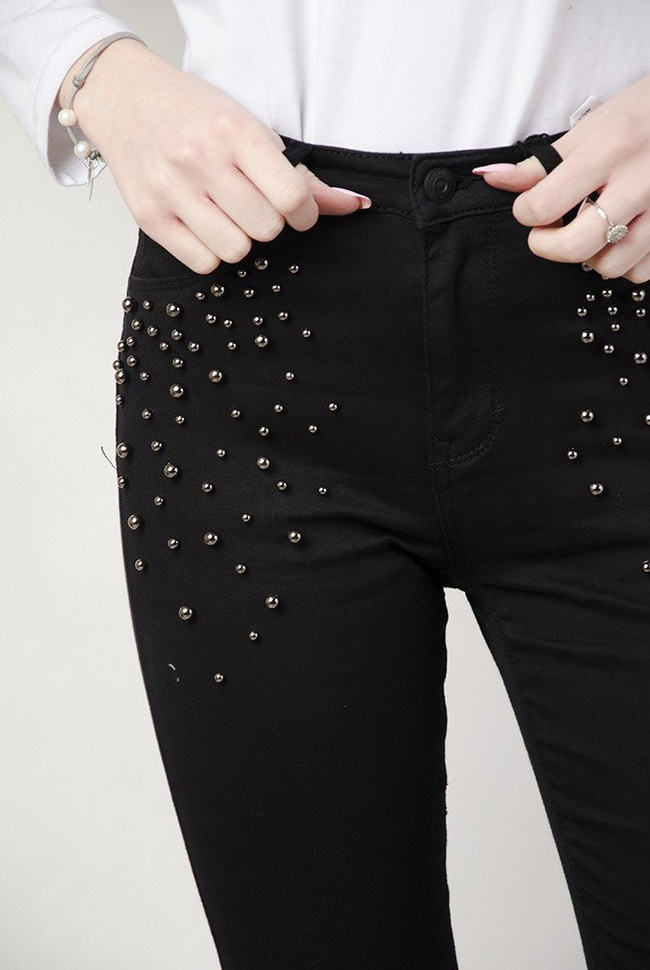 Czarne spodnie jeansowe z koralikami i przetarciami