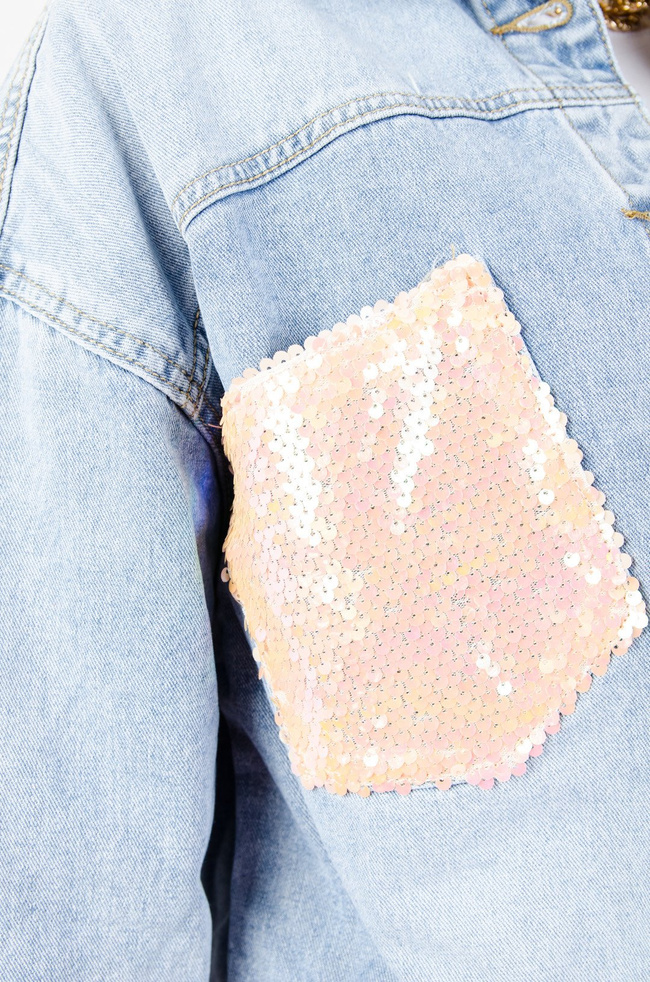 JASNA KURTKA JEANSOWA Z CEKINOWYMI KIESZENIAMI