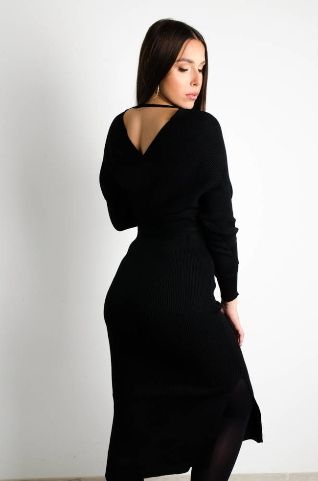 CZARNA PRĄŻKOWANA SUKIENKA MIDI Z ROZCIĘCIEM