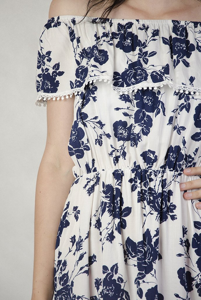 Biała sukienka z hiszpańskim dekoltem