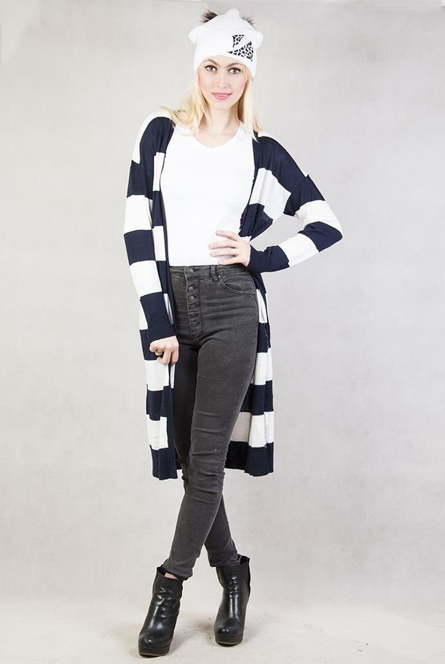 Biała czapka z doszytym znaczkiem