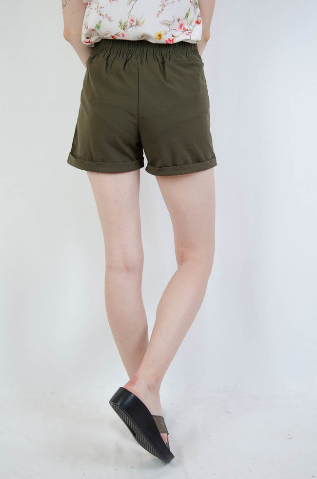 Zielone spodenki z wiązaniem w pasie