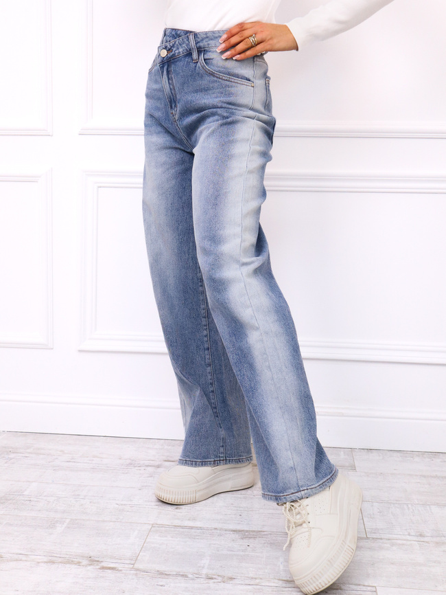 SPODNIE JEANSOWE Z SZEROKIMI NOGAWKAMI I ASYMETRYCZNYM PASEM- NIEBIESKIE