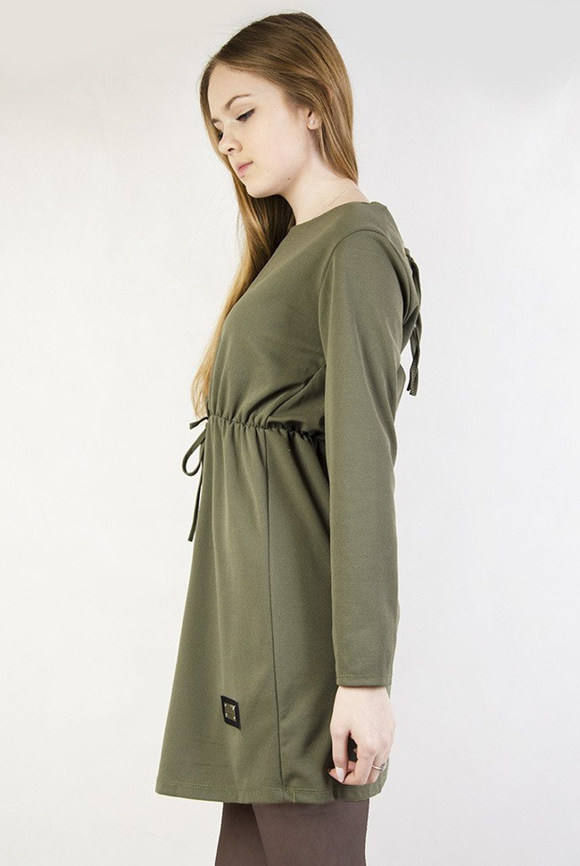 Zielona sukienka z wiązaniem w pasie oraz na plecach