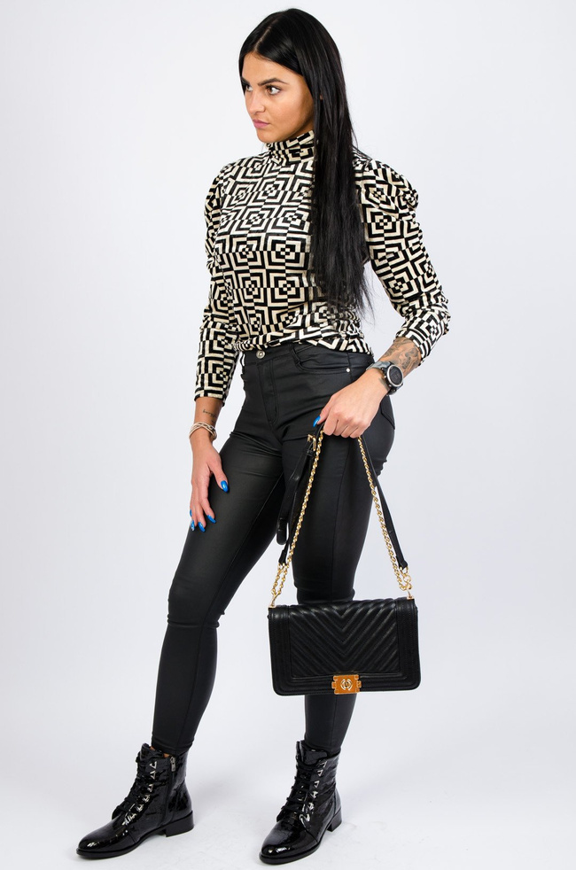 Czarna pikowana torebka ze złotym łańcuszkiem