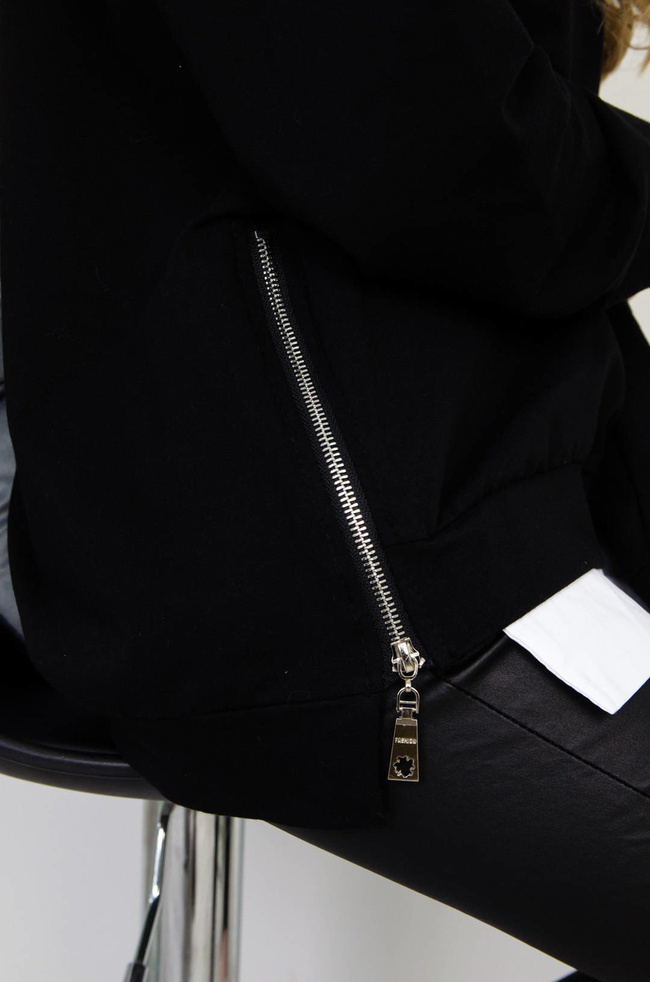 CZARNA BLUZKA Z ŁAŃCUSZKIEM WYKOŃCZONA KOSZULĄ